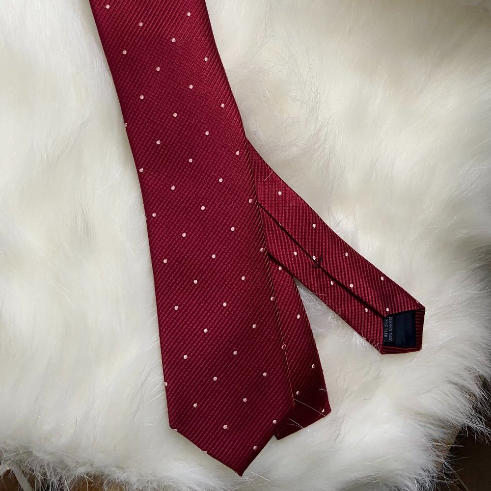 Valentine’s Day Necktie as per photo.